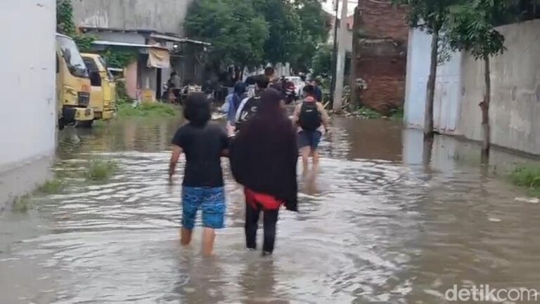 Banjir Bandang Terjang 4 Desa Cirebon, 770 KK Mengungsi Akibat Luapan Sungai