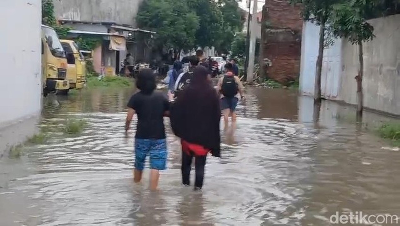 Banjir Bandang Terjang 4 Desa Cirebon, 770 KK Mengungsi Akibat Luapan Sungai