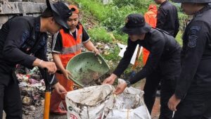 Brimob Polda Metro Jaya Bersih-bersih Kali di Senen, Angkut Ratusan Karung Sampah