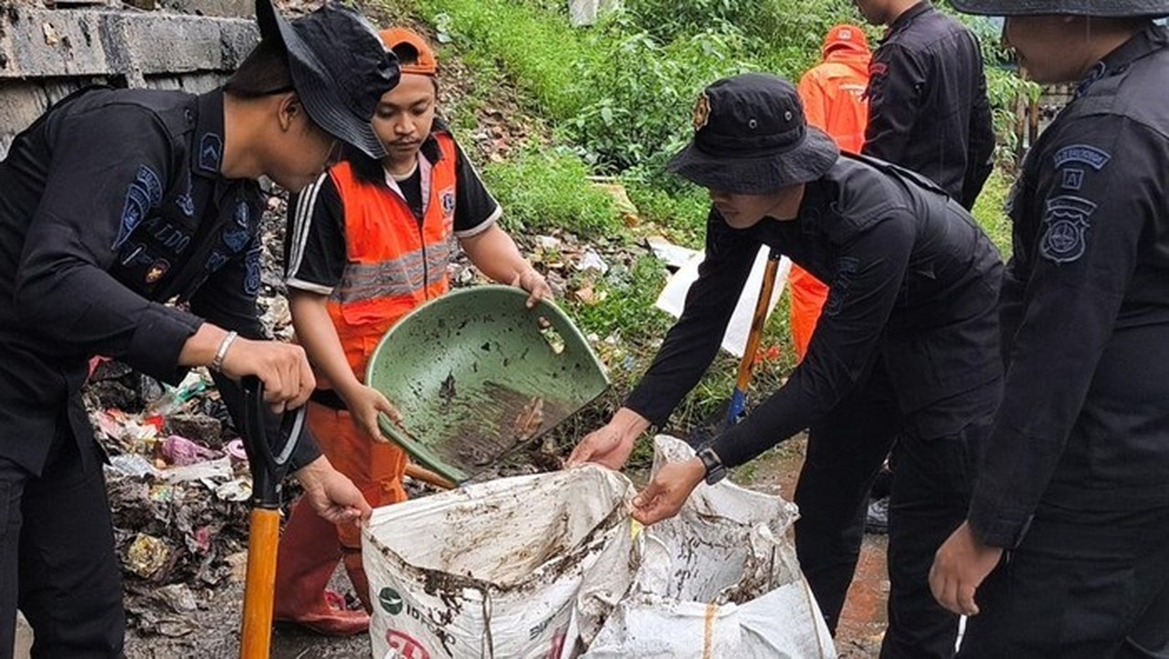 Brimob Polda Metro Jaya Bersih-bersih Kali di Senen, Angkut Ratusan Karung Sampah