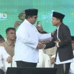 Momen Unik Prabowo Beri ‘Koin Presiden’ untuk Qori Terbaik di Acara 1 Abad NU Malang