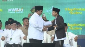 Momen Unik Prabowo Beri ‘Koin Presiden’ untuk Qori Terbaik di Acara 1 Abad NU Malang
