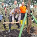 Kapolda Metro Jaya dan Pangdam Jaya Pimpin Kerja Bakti Bersih-Bersih Danau Sunter Ikuti Arahan Presiden