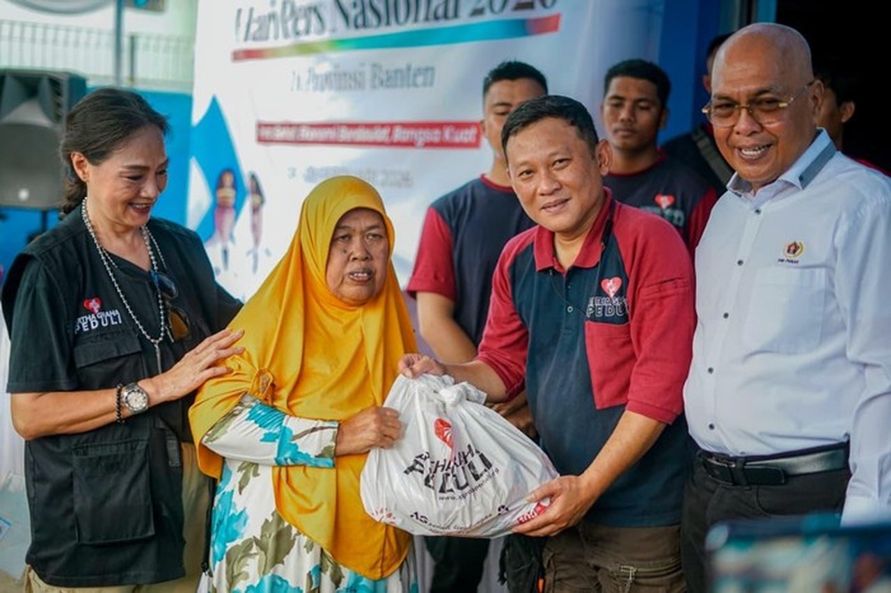 PWI Pusat & Artha Graha Peduli Bagikan 3.000 Paket Sembako di Banten untuk Peringati HPN 2026