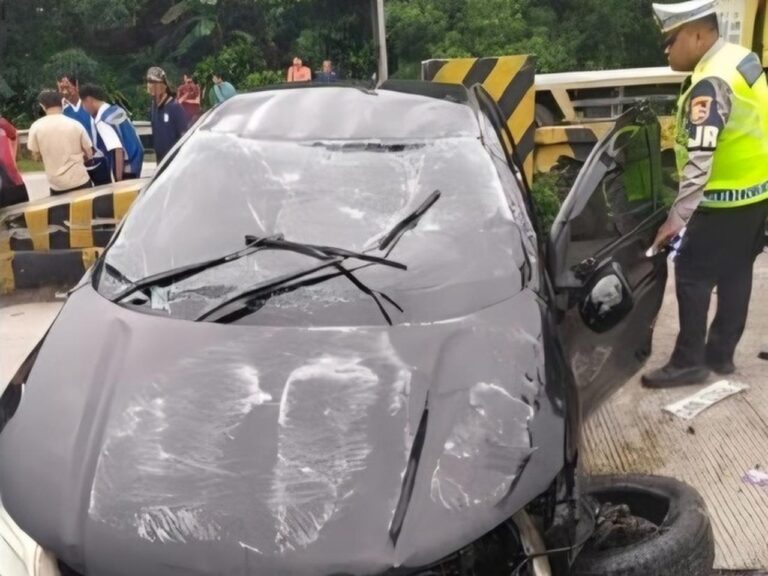Sedan Honda City Terbalik di Tol Jagorawi Usai Tabrak Pembatas, Dua Orang Terluka