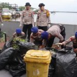 Polisi Kepulauan Seribu Bersih-bersih Pesisir, Ratusan Kantong Sampah Diangkut