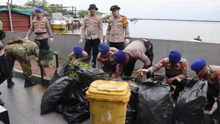 Polisi Kepulauan Seribu Bersih-bersih Pesisir, Ratusan Kantong Sampah Diangkut
