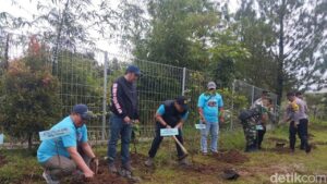 Kapolres Bogor Tanam Pohon dan Tebar Benih Ikan di Sungai Cisadane Jelang Hari Pers Nasional