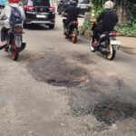 Waspada! Jalanan Jaksel Berlubang Menganga Pasca Hujan, Pengendara Diimbau Hati-hati