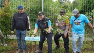 Polres Bogor dan Jurnalis Gelar Aksi ASRI: Tanam Pohon dan Tebar Benih Ikan di Caringin