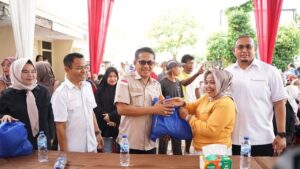 HUT Ke-18 Gerindra: Andre Rosiade Bagikan 65 Ribu Paket Sembako di Sumbar Senilai Rp 10 Miliar