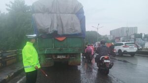 Truk Mogok di Pesing Arah Cengkareng Sebabkan Kemacetan Parah di Jakarta Barat