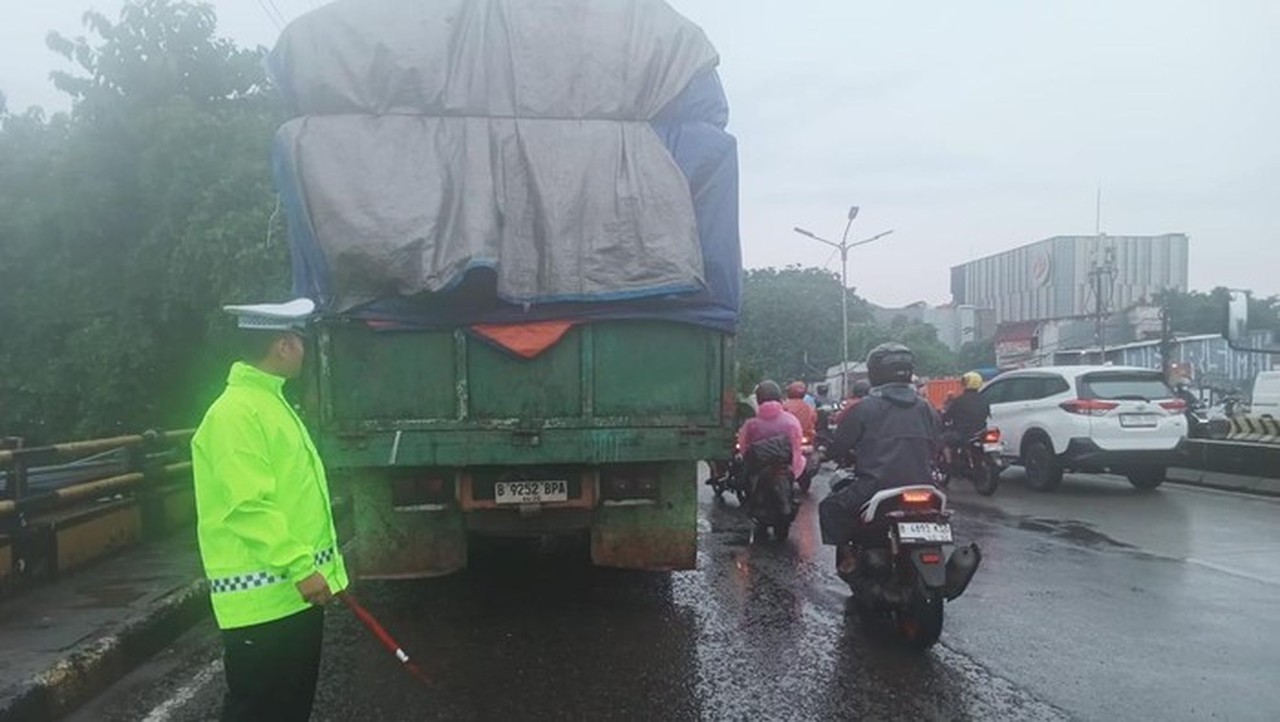 Truk Mogok di Pesing Arah Cengkareng Sebabkan Kemacetan Parah di Jakarta Barat