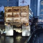 Truk Tabrak Separator Busway di Gatot Subroto, Rute TransJakarta Dialihkan Sementara