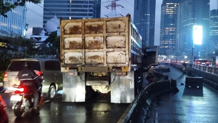 Truk Tabrak Separator Busway di Gatot Subroto, Rute TransJakarta Dialihkan Sementara