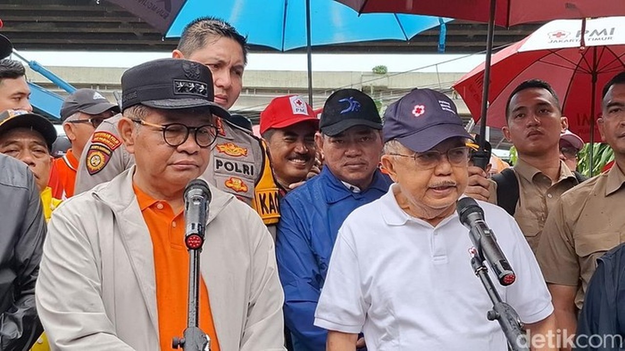 Pramono Anung dan Jusuf Kalla Berbagi Canda soal Gorong-gorong Saat Kerja Bakti Bersih-bersih Jakarta