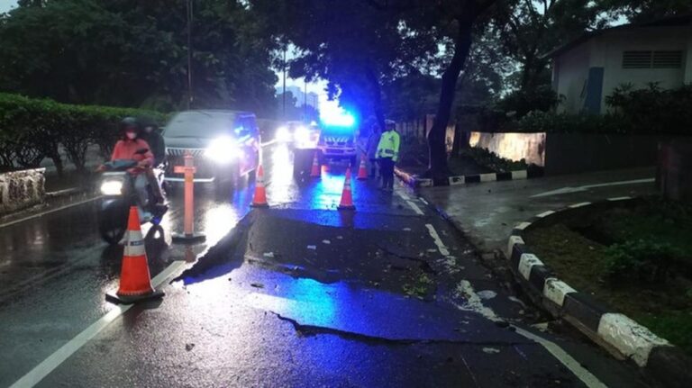 Jalan Amblas di Pademangan Jakarta Utara, Lalu Lintas Terpaksa Satu Lajur