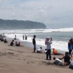 Pria Larang Wisatawan Foto di Parangtritis, Pemkab Bantul Tegaskan Boleh Ambil Gambar