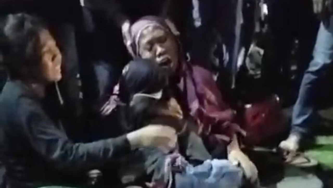 Bocah Penjual Tisu Tewas Tragis Terlindas Loader di Kendari Saat Hendak Beli Beras Bocah Penjual Tisu Tewas Tragis Terlindas Loader di Kendari Saat Hendak Beli Beras