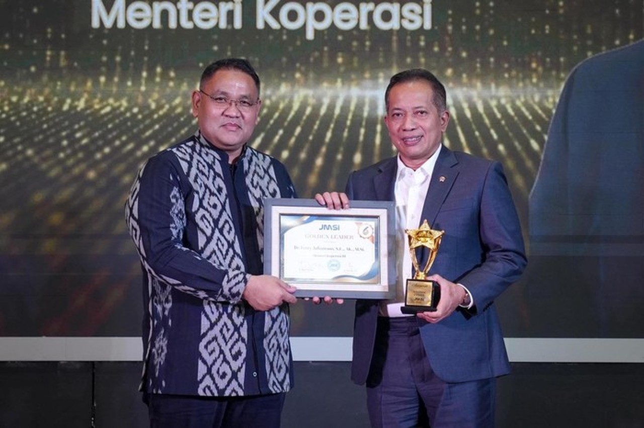 Menteri Koperasi Ferry Juliantono Diganjar Golden Leader Award di Hari Pers Nasional 2026