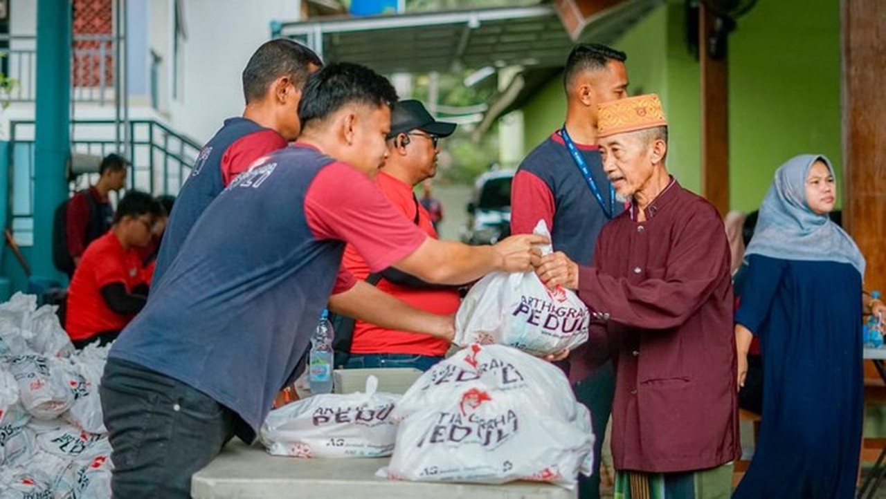 PWI Pusat dan Artha Graha Peduli Gelar Bakti Sosial di Ponpes Nurul Ibad Jelang HPN 2026