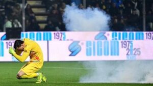 Kiper Inter Milan Emil Audero Terkapar Akibat Lemparan Flare Suporter Saat Lawan Cremonese