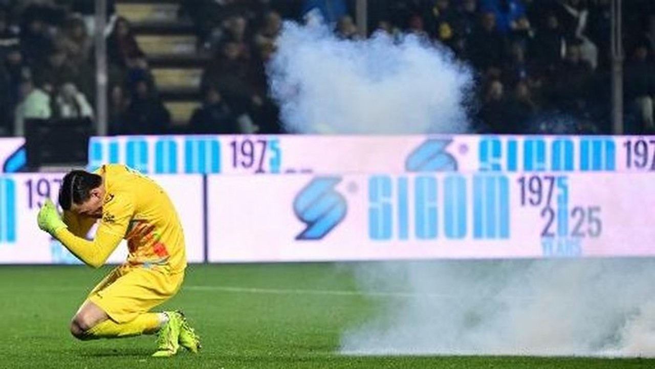 Kiper Inter Milan Emil Audero Terkapar Akibat Lemparan Flare Suporter Saat Lawan Cremonese