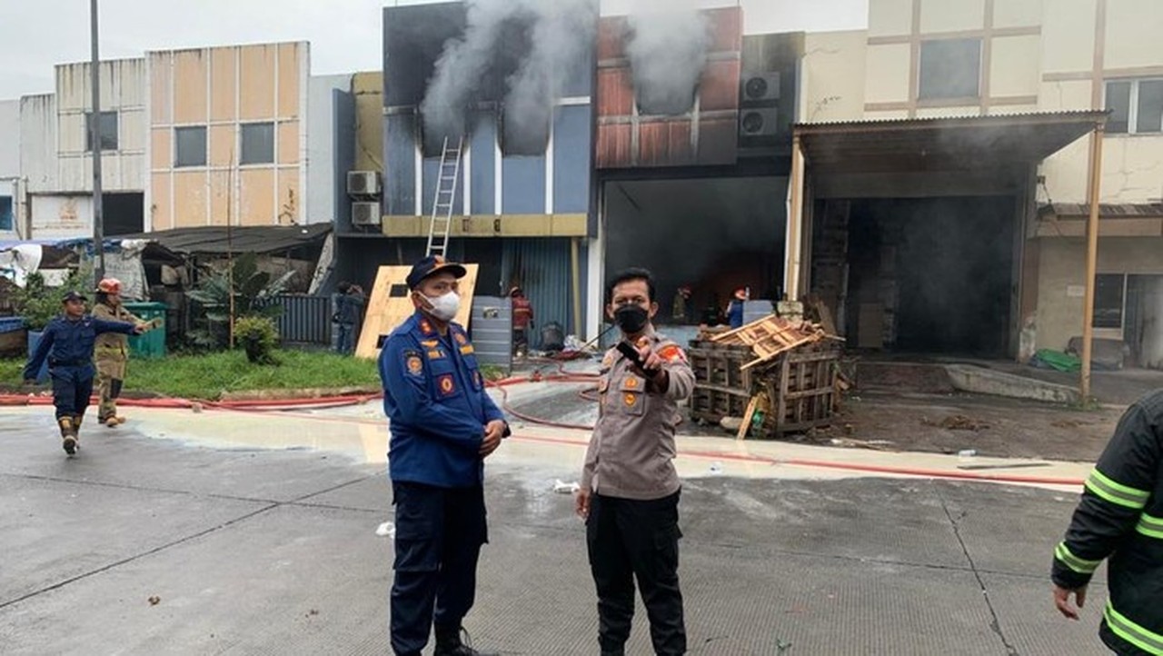 Api Pabrik Pestisida Tangsel Tak Padam dengan Air, 2 Truk Pasir Dikerahkan
