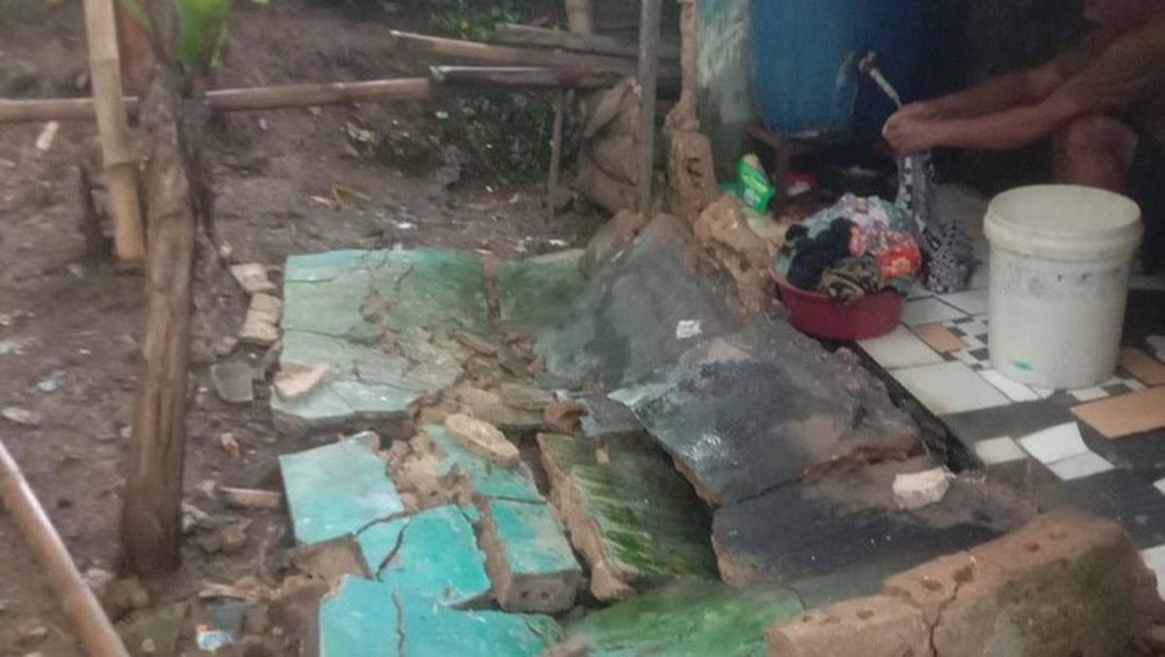 Tembok Rumah Warga Cijeruk Bogor Ambruk Akibat Hujan Disertai Angin Kencang