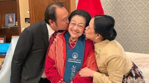 Momen Hangat Prananda-Puan Cium Megawati Usai Terima Gelar Doktor HC di Riyadh