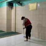 Polda Metro Jaya Turun Tangan Bersihkan Musala Terdampak Banjir di Kampung Melayu