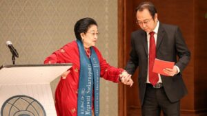 Megawati Soekarnoputri: Memimpin Indonesia Keluar Krisis Ekonomi dan Politik