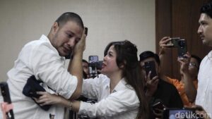 Pacar Setia Dokter Kamelia Tunggui Ammar Zoni Jalani Sidang Kasus Narkoba