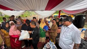 Andre Rosiade Bagikan Ribuan Paket Sembako HUT Gerindra ke Warga Pesisir Selatan