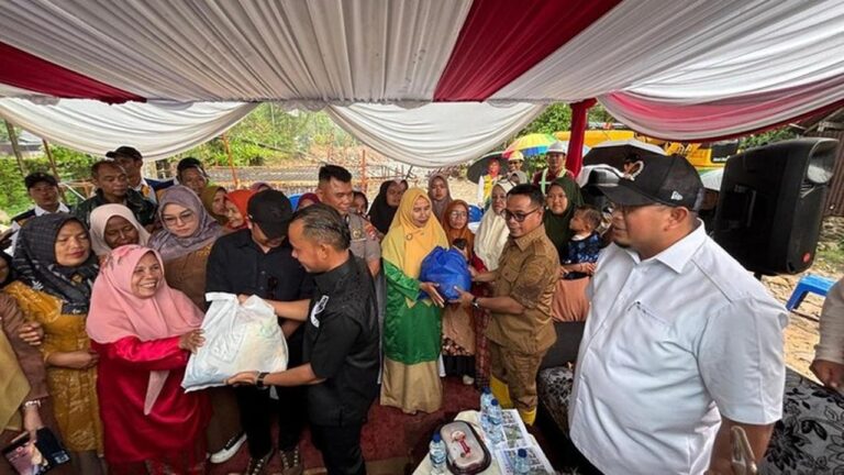 Andre Rosiade Bagikan Ribuan Paket Sembako HUT Gerindra ke Warga Pesisir Selatan