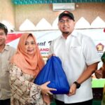 Andre Rosiade Serahkan Ratusan Sembako di Padang, Warga Sampaikan Aspirasi Langsung