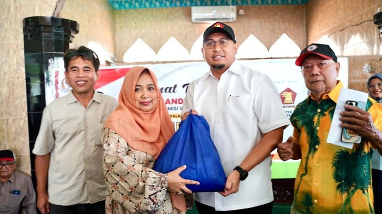 Andre Rosiade Serahkan Ratusan Sembako di Padang, Warga Sampaikan Aspirasi Langsung