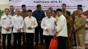 Pimpinan MPR Serahkan 30 Ribu Paket Sembako dan Ibadah untuk Korban Bencana Aceh