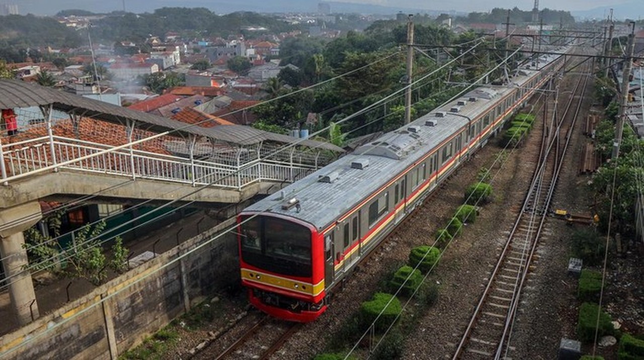 Gangguan KRL Jakarta-Bogor: Perjalanan Terbatas hingga Depok Akibat Asap