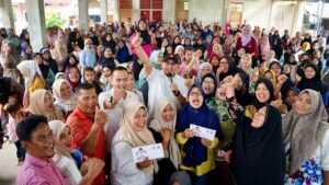 HUT Ke-18 Gerindra, Andre Rosiade Tinjau Padang Sarai dan Bagikan 500 Paket Sembako