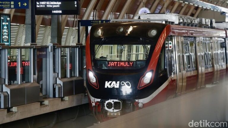 Lift Stasiun Kuningan Macet, LRT Jabodebek Minta Maaf dan Lakukan Evakuasi Penumpang