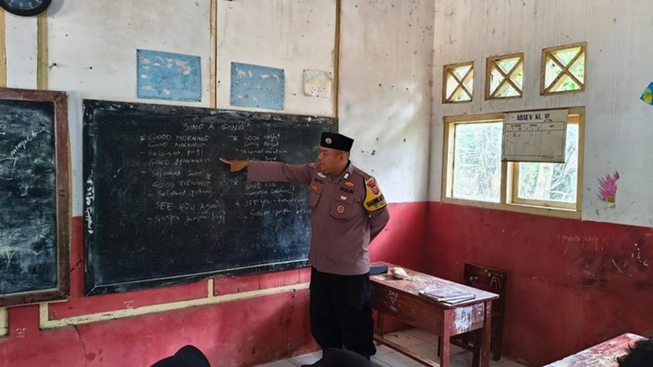 Bripka Bayu, Polisi yang Mengajar Bahasa Inggris di Madrasah Terpencil Cianjur Bripka Bayu, Polisi yang Mengajar Bahasa Inggris di Madrasah Terpencil Cianjur