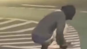 Sosok Bertopeng Bongkar ‘Mata Kucing’ Jalan Cawang, Polisi Lakukan Penyelidikan Mendalam