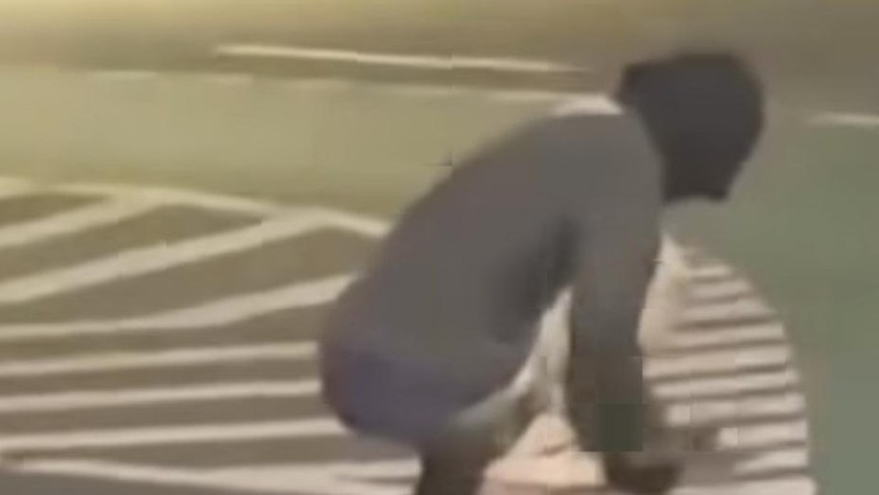 Sosok Bertopeng Bongkar ‘Mata Kucing’ Jalan Cawang, Polisi Lakukan Penyelidikan Mendalam