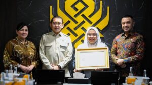 Menbud Fadli Zon Beri Penghargaan Zona Integritas ke Tiga Satuan Kerja Kementerian Kebudayaan