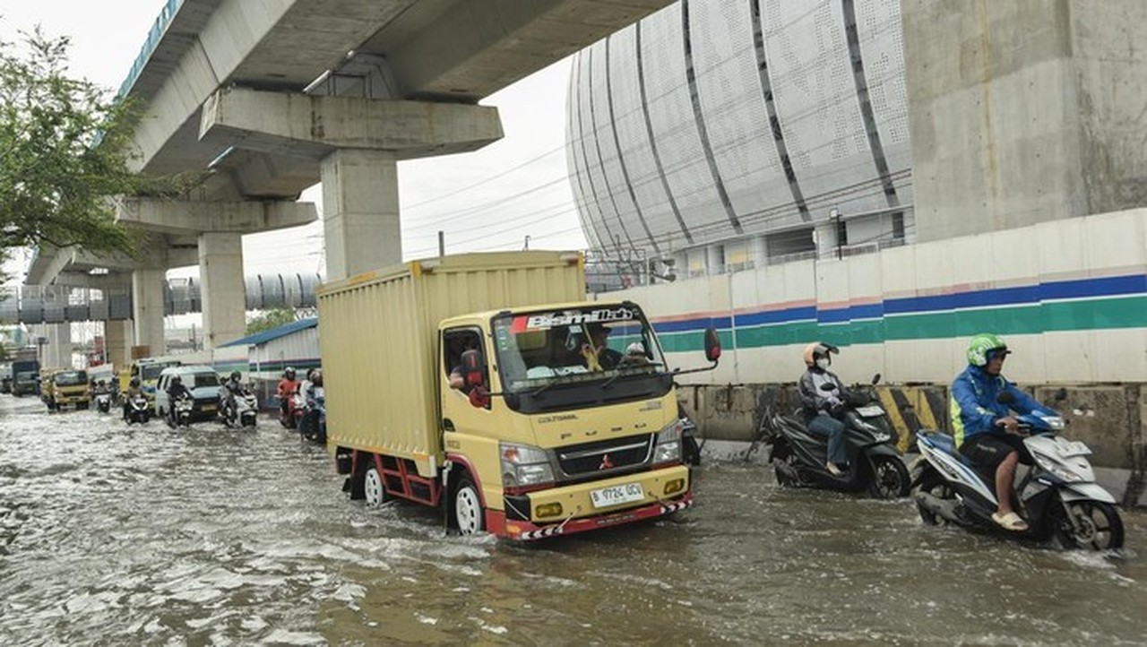Waspada Banjir Pesisir Jakarta 11-16 Februari Akibat Pasang Maksimum Air Laut