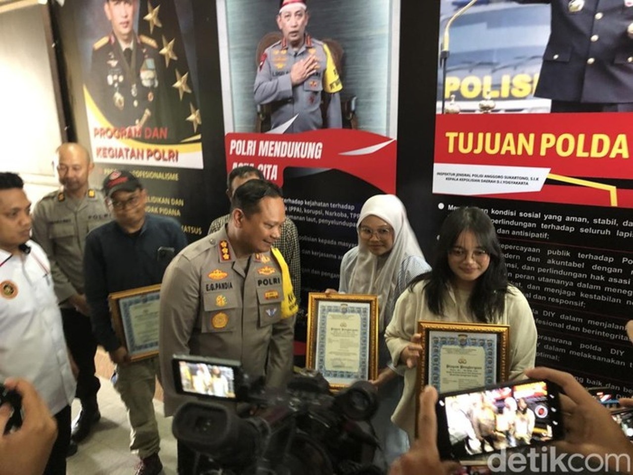 Mahasiswi Pemberani di Jogja Diganjar Penghargaan Polisi Usai Kejar dan Tabrak Jambret Ponsel Mahasiswi Pemberani di Jogja Diganjar Penghargaan Polisi Usai Kejar dan Tabrak Jambret Ponsel