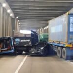 Truk Trailer Seruduk 6 Kendaraan di Underpass Jagorawi, Lalu Lintas Macet Total