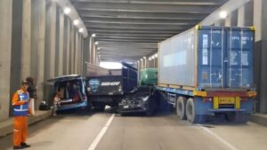 Truk Trailer Seruduk 6 Kendaraan di Underpass Jagorawi, Lalu Lintas Macet Total