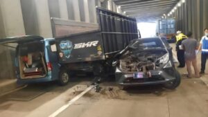 Truk Trailer Melaju Kencang Picu Tabrakan Beruntun 7 Kendaraan di Underpass Jagorawi